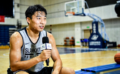 篮球运动员训练后接受采访，汗水淋漓