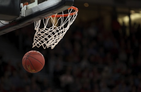 NBA篮球比赛现场，球员飞跃扣篮瞬间